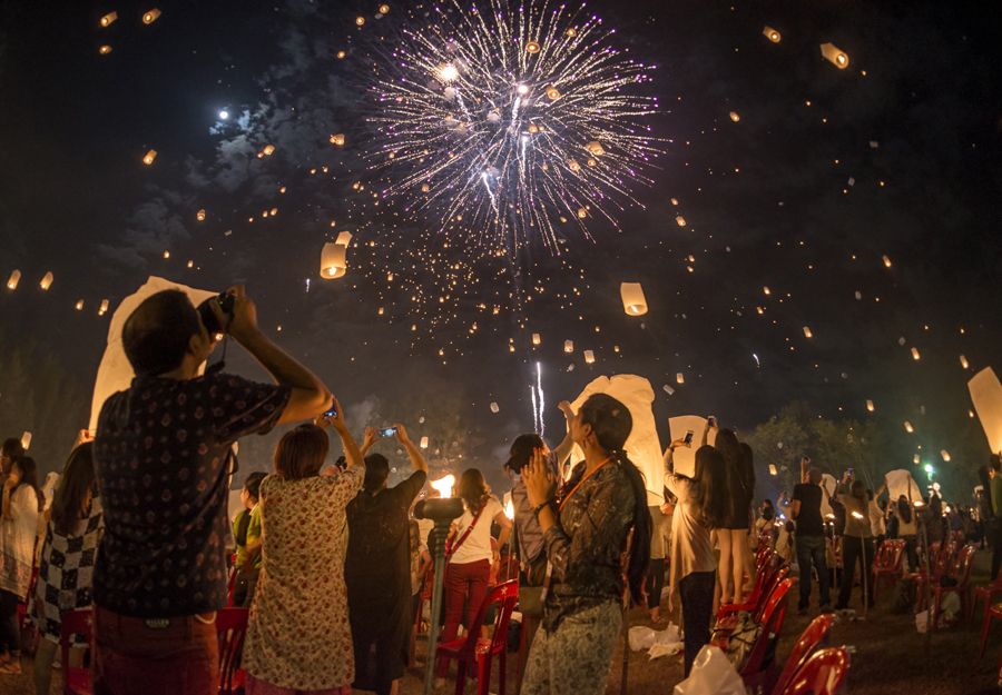 Yi Peng : Loi Krathong Festival in Chiang Mai , Thailand