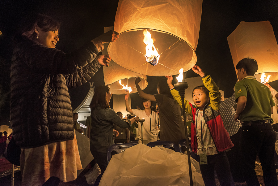 Yi Peng : Loi Krathong Festival in Chiang Mai , Thailand