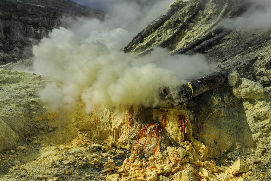 LIFE OF KAWAH IJEN SULPHUR MINER