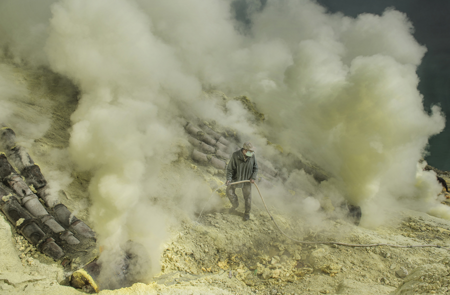 LIFE OF KAWAH IJEN SULPHUR MINER