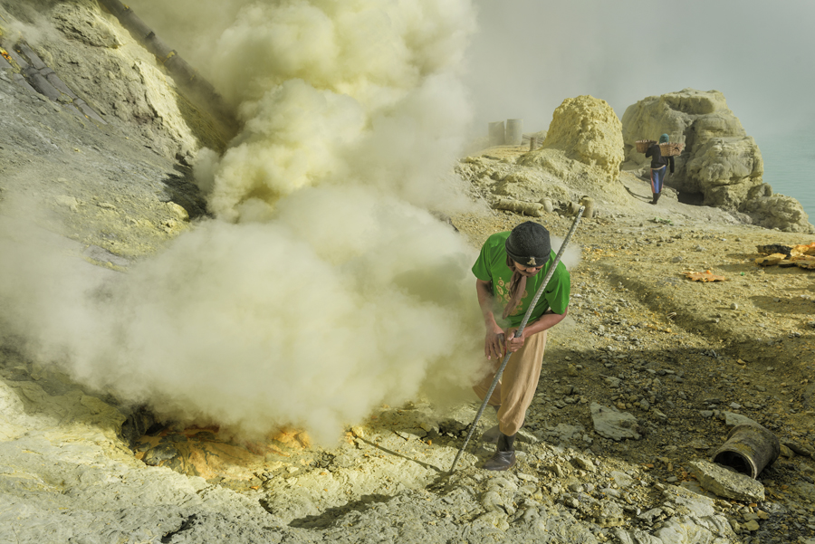 LIFE OF KAWAH IJEN SULPHUR MINER